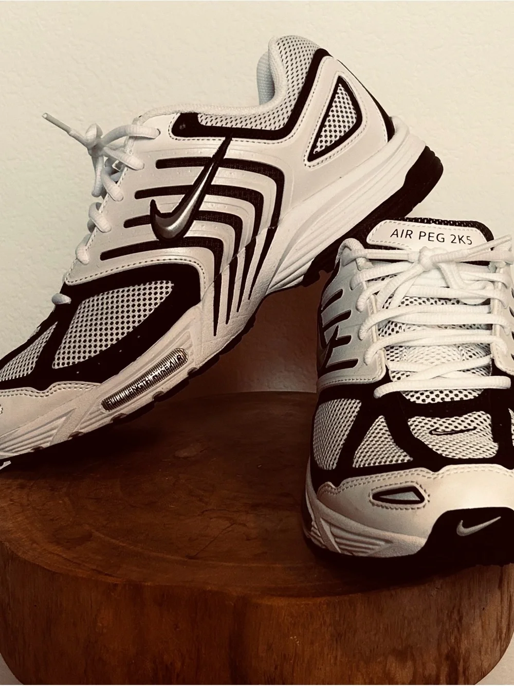Nike Men's White and Black Mesh Running Sneakers